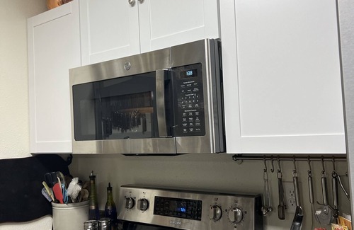 Airport Heights Community Council Condo | Stylish Condo with Kitchen, Pet-Friendly & Central Location