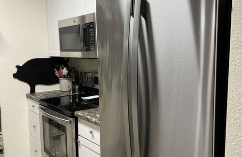 Airport Heights Community Council Condo | Stylish Condo with Kitchen, Pet-Friendly & Central Location