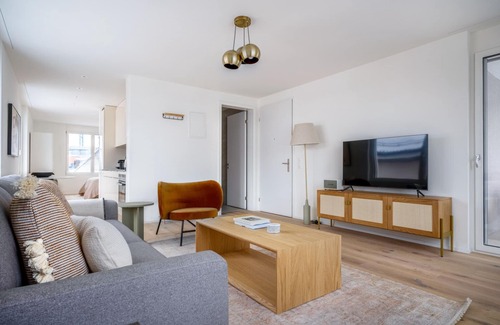 Sihlfeld Apartment | Modern Wiedikon Room with Kitchen & Storage, Steps to Market