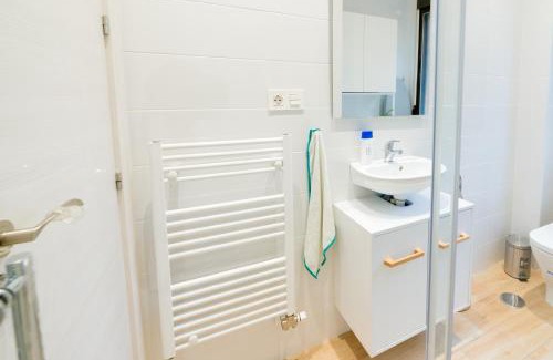 Plaza de Toros-Doctores-San Lazaro Apartment | Modern TrendyHomes Granada: 9.4 Rated, Family-Friendly Stay