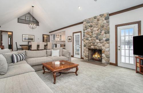 Benton Harbor House | Family-Friendly Escape at Point O' Woods Hotel