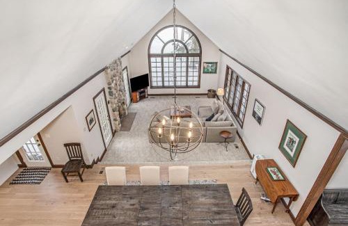 Benton Harbor House | Family-Friendly Escape at Point O' Woods Hotel