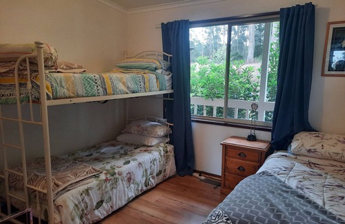 Barrys Reef House | Family-Friendly TRENTHAM: Pet Friendly with Ocean Views