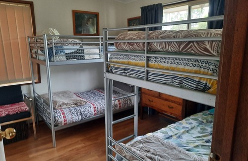 Barrys Reef House | Family-Friendly TRENTHAM: Pet Friendly with Ocean Views