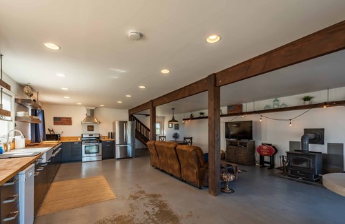 Templeton House | Tres Chis 2000 sf Barn with Views in the Heart of Paso Wine Country.