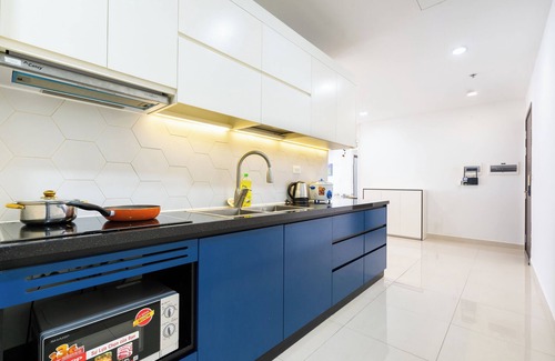 Bach Dang Riverside Apartment | Discover Tresor: 3 Bedrooms with Pool & Gym in Downtown