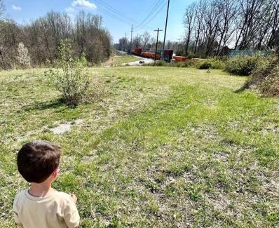 Bloomington House | Unforgettable Trestle Creeks Farmhouse for Your Getaway