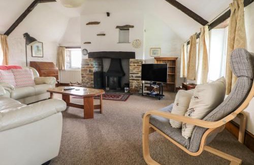 Saint Breward House | Pet-Friendly Trevenning Barn: 4-Star Getaway with High Ratings