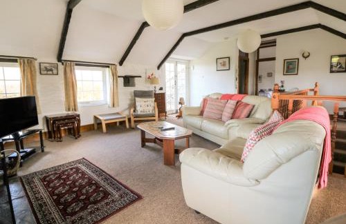 Saint Breward House | Pet-Friendly Trevenning Barn: 4-Star Getaway with High Ratings