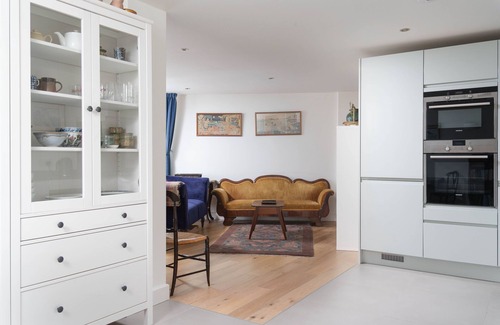Chysauster Apartment | Modern Apartment in Penzance with Parking, Near the Sea