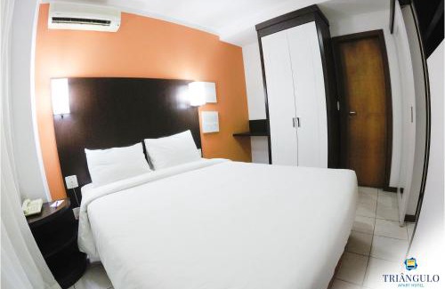 Triangulo das Bermudas Hotel | Inviting Triângulo Apart Hotel with Pool & Child-Friendly Space