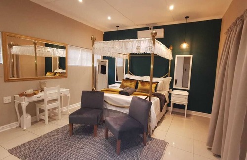 Adelaide Bed & Breakfast | Cozy Tri-Angle B&B: Family-Friendly with Pool & Breakfast
