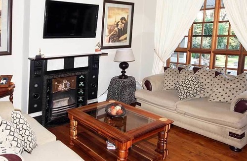 Adelaide Bed & Breakfast | Cozy Tri-Angle B&B: Family-Friendly with Pool & Breakfast