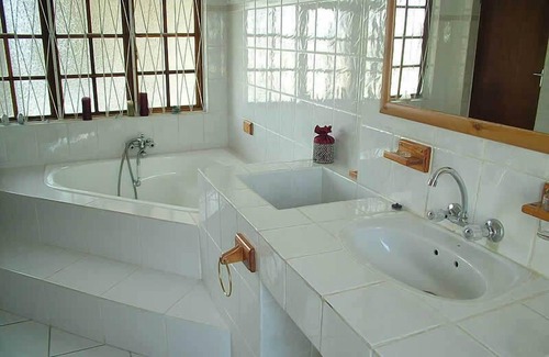 Adelaide Bed & Breakfast | Cozy Tri-Angle B&B: Family-Friendly with Pool & Breakfast