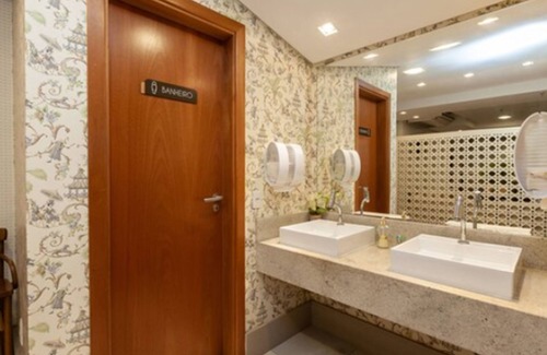 Centro I Hotel | Highly Rated Tri Hotel Executive Brusque with Pool & Spa
