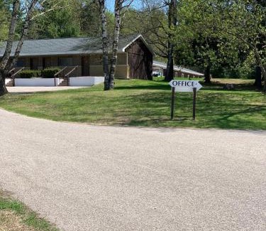 West Branch Hotel | Pet-Friendly Retreat at Tri Terrace Motel with Family Perks