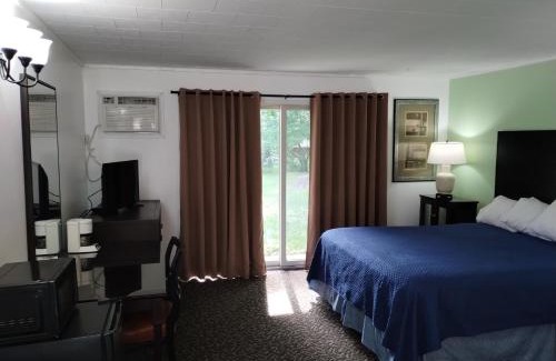 West Branch Hotel | Pet-Friendly Retreat at Tri Terrace Motel with Family Perks
