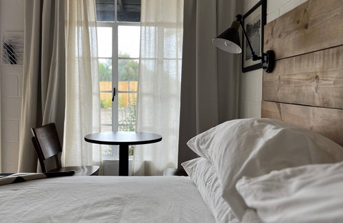 Red Bluff Hotel | Exceptional Triangle Motel: Family-Friendly with Pool & Breakfast