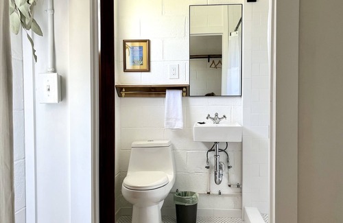 Red Bluff Hotel | Exceptional Triangle Motel: Family-Friendly with Pool & Breakfast