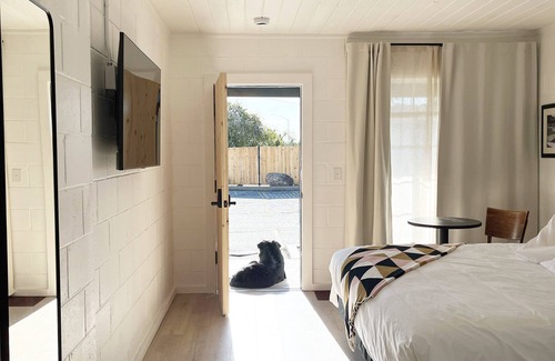 Red Bluff Hotel | Exceptional Triangle Motel: Family-Friendly with Pool & Breakfast