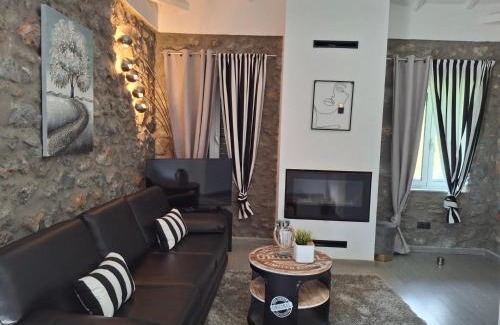 Arcadia Region Apartment | Oceanfront Triantos Guesthome Suite with Pool and Views