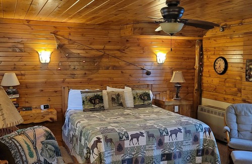 Marquette Cabin | Trickling Waters Retreat: Guest Rated 9.8 with Spa & Dining