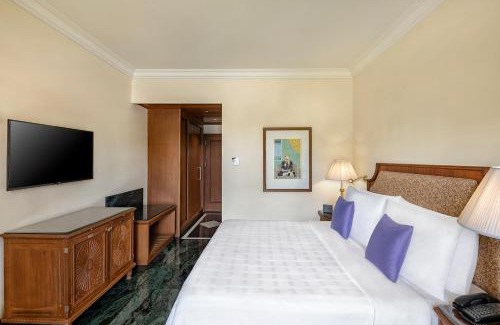 Lake Pichola Hotel | Elegant Trident Udaipur: 5-Star Retreat with Spa & Pool