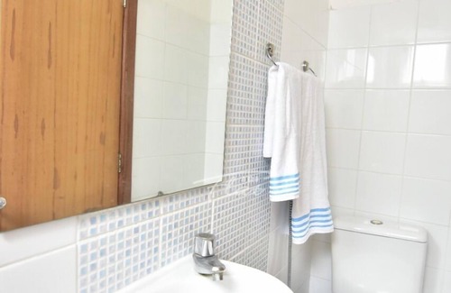 Centro House | Family-Friendly Stay at Triflat: Budget-Conscious Comfort