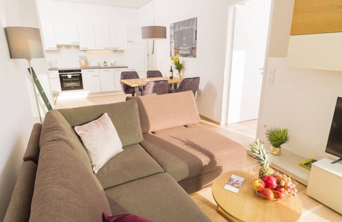 Erdberg Apartment | Explore Triiiple Tower Dream Apartments with Rooftop Pool
