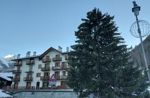La Thuile Apartment | Belvedere Retreat: Pet-Friendly Escape in La Thuile