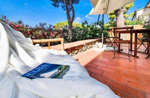 Campo nell'Elba Apartment | Trilocale La Pineta: Family-Friendly Retreat with Garden