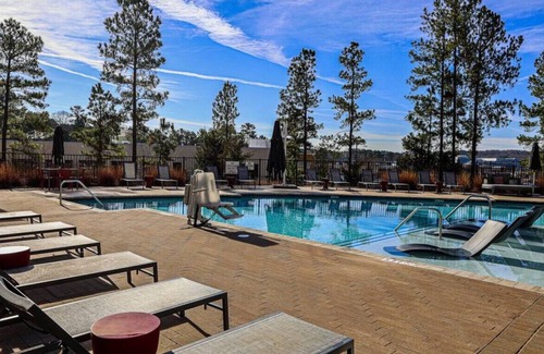 Chapel Hill Apartment | Trilogy 327 · Luxury 2BR apt | Sleep 8 w/Gym & Pool Chapel Hill*