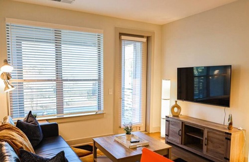 Chapel Hill Apartment | Trilogy 327 · Luxury 2BR apt | Sleep 8 w/Gym & Pool Chapel Hill*