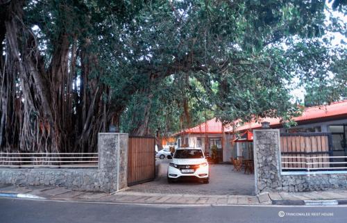 Arunagiri Nagar Hotel | Pet-Friendly Trinco Rest House: Perfect for Family Getaways