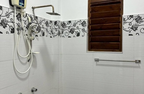 Trincomalee Apartment | Trinco Waves: Pet-Friendly Retreat with Breakfast Included