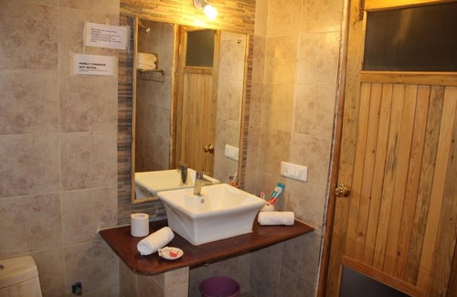 Mukteshwar House | Trinetra Orchards: Family-Friendly Retreat with Dining Options