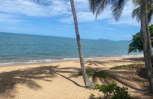 Trinity Beach House | Trinity Beach Oasis: Pet & Child Friendly Retreat Awaits