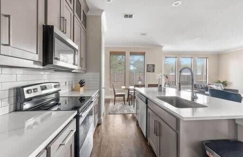 West Dallas House | Modern 5 BR Home at Trinity Groves Retreat - Rated 10/10
