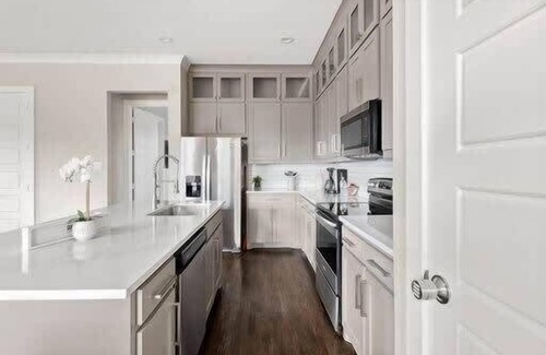 West Dallas House | Modern 5 BR Home at Trinity Groves Retreat - Rated 10/10