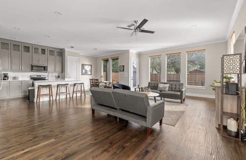 West Dallas House | Modern 5 BR Home at Trinity Groves Retreat - Rated 10/10