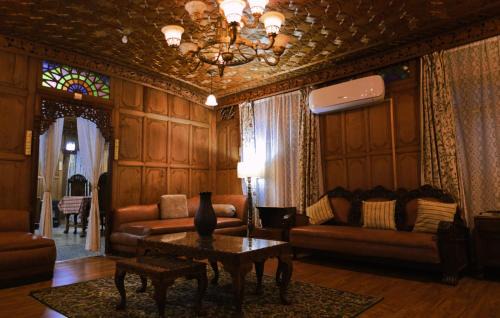 Brein Apartment | Discover Trinity Palace: Family-Friendly & Pet Welcoming Stay
