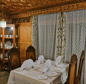 Brein Apartment | Discover Trinity Palace: Family-Friendly & Pet Welcoming Stay