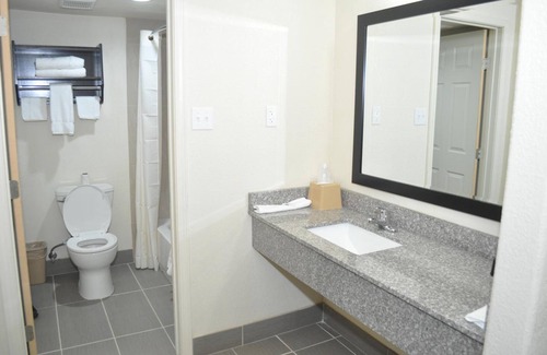 Cedar Crest Hotel | Cozy Trinity Suites in Downtown Dallas with Breakfast Included
