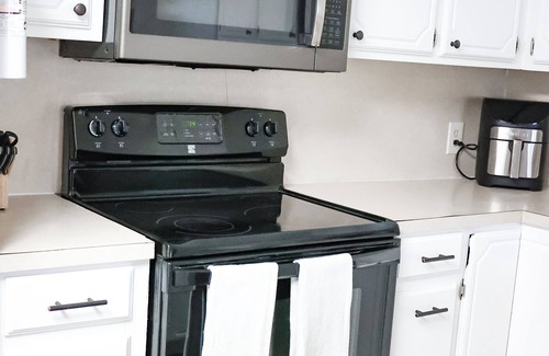 Hobbs House | Trinity Townhome #B: Pet-Friendly Retreat in Hobbs