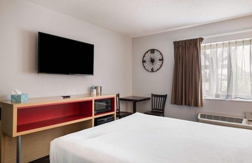 Ontario Hotel | Budget-Friendly Stay in Oregon: Pool, Pets Welcome & Breakfast