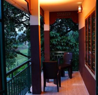 Manjoora House | Relax at Tripgraam Chill Wind: Family-Friendly Getaway