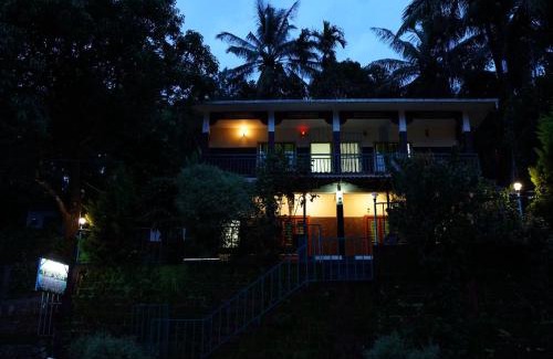 Manjoora House | Relax at Tripgraam Chill Wind: Family-Friendly Getaway