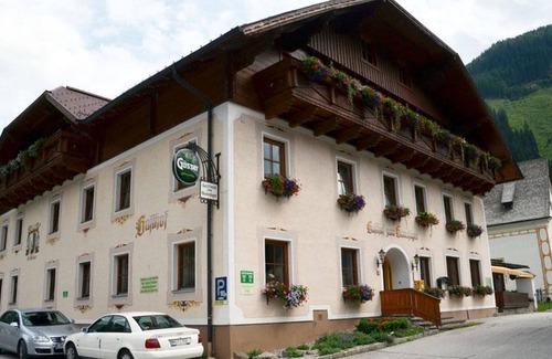 Sankt Nikolai im Solktal Apartment | Cozy Triple Room with Spa & Breakfast at Gasthof "Zum Gamsjäger"