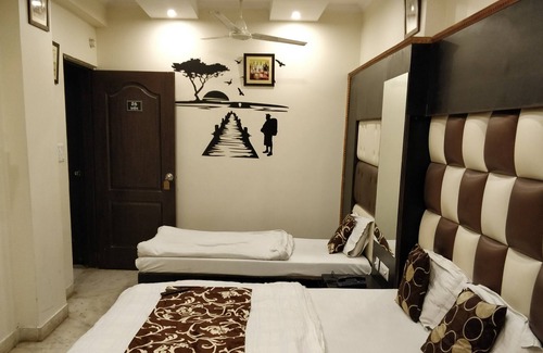 Paharganj House | Comfortable Triple Bed AC Room with Breakfast in Central Delhi