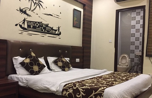 Paharganj House | Comfortable Triple Bed AC Room with Breakfast in Central Delhi